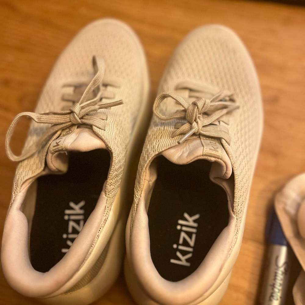Kizik Women's Cream Sneakers
